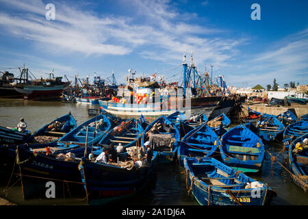 Fischerboote im Hafen von Essaouira, Marokko, Afrika Stockfoto