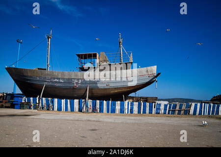 Ein Schiff im Trockendock im Hafen von Essaouira, Marokko, Afrika Stockfoto