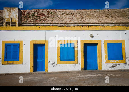 Bunten Fensterläden auf einem Haus am Hafen von Essaouira, Marokko, Afrika Stockfoto