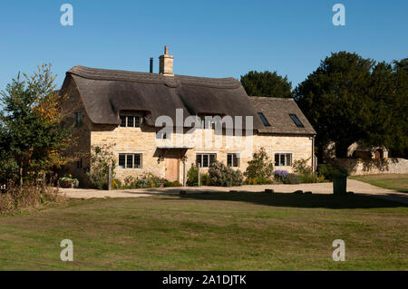 Ein reetdachhaus im Lower Lemington Dorf, Gloucestershire, England, Großbritannien Stockfoto