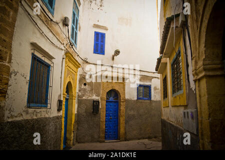 Eine typische schmale Gasse in Essaouira, Marokko, Afrika Stockfoto