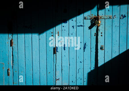 Sonnenlicht fällt auf Blau Lamellen in Essaouira, Marokko, Afrika Stockfoto