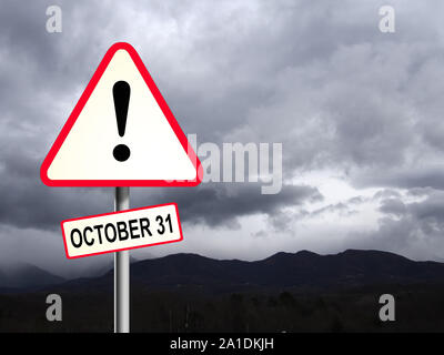 Rote und weiße UK dreieckiges Verkehrsschild mit einem Brexit Gefahr Warnung vor. Oktober Konzept. Stürmischen Himmel hinter sich. Stockfoto