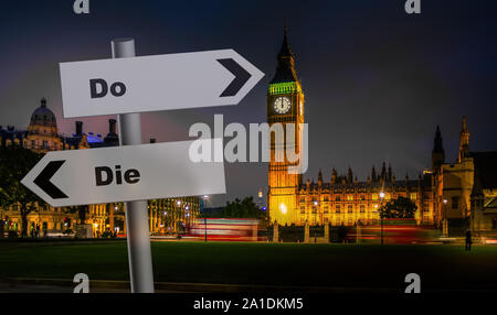 Die Beschilderung vor dem britischen Parlament um Mitternacht oder sterben. Das zusammengesetzte Bild. Frist brexit Gefahr oder Warnung. Oktober Konzept. Stockfoto