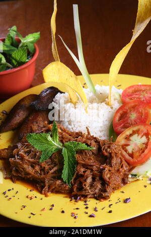 Cuban Style Hackbraten mit weißer Reis und Bananen Stockfoto