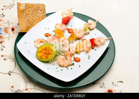 Garnelen und Obst Spieß Nahaufnahme, Ansicht von oben. Stockfoto