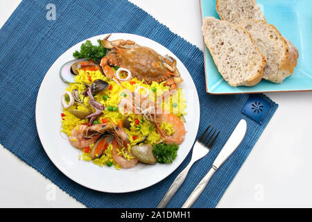 Reis mit Meeresfrüchten "Paella" Mediterrane Nahaufnahme, Ansicht von oben. Stockfoto