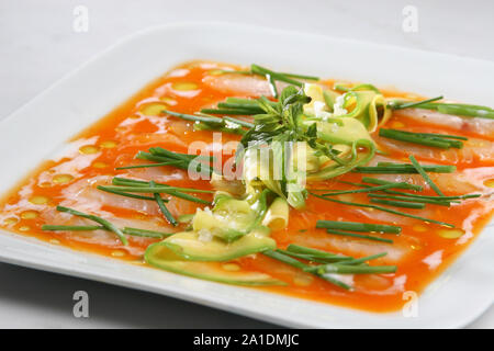 Lachs Carpaccio, dünne Scheiben Lachs gewürzt mit Olivenöl und Avocado Stockfoto