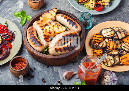 Gegrillte Würstchen gebraten mit Birne und Gemüse. Herbst essen. Stockfoto