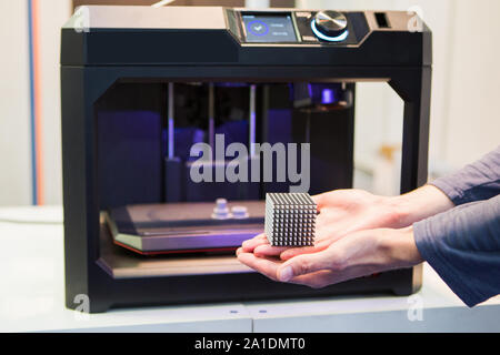 Eine 3D-Desktop Drucker im Labor für Druckt eine Struktur aus einem Polymer Stockfoto