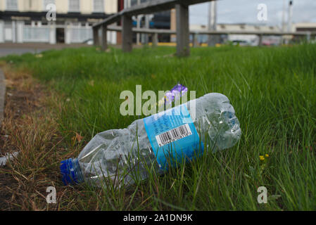 Weggeworfene Plastikflaschen in der Nähe der Straße. Birmingham. Britische Inseln. Stockfoto