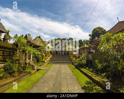 Touristen einer der wichtigsten Tempel (Pura Besakih, der Muttertempel) in Bali, Indonezia, 2019 besuchen. Stockfoto