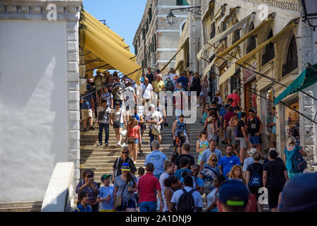 Venedig, Touristenmassen Auf der Rialtobrücke - Venedig, Menschenmenge auf der Rialto-Brücke Stockfoto