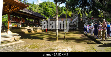 Touristen einer der wichtigsten Tempel (Pura Besakih, der Muttertempel) in Bali, Indonezia, 2019 besuchen. Stockfoto