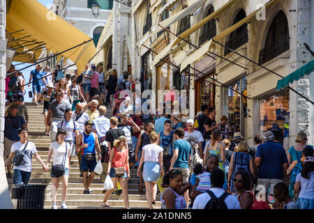 Venedig, Touristenmassen Auf der Rialtobrücke - Venedig, Menschenmenge auf der Rialto-Brücke Stockfoto