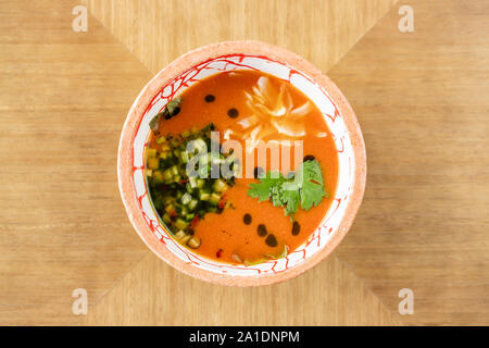 Gazpacho Suppe in der Schüssel. Traditionelle spanische kalte Suppe pürieren oder Gazpacho gazpacho auf hölzernen Tisch Stockfoto