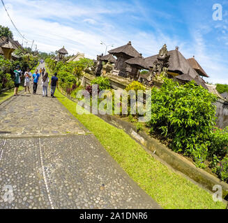 Touristen einer der wichtigsten Tempel (Pura Besakih, der Muttertempel) in Bali, Indonezia, 2019 besuchen. Stockfoto