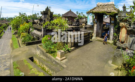 Touristen einer der wichtigsten Tempel (Pura Besakih, der Muttertempel) in Bali, Indonezia, 2019 besuchen. Stockfoto