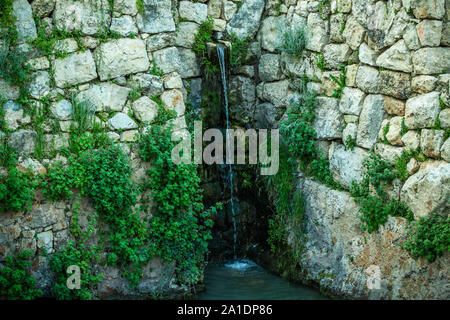 Mountain Stream unter den Steinen Stockfoto