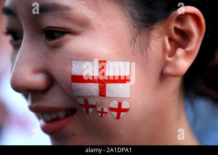 Ein England fan Zeigt ihre Unterstützung im Vorfeld des 2019 Rugby World Cup Match am Kobe Misaki Stadion, Japan. Stockfoto