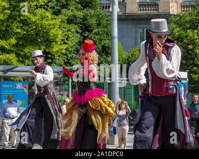 Tänzer auf Stelzen während des XV Interkulturelle Woche Parade in Valladolid Stockfoto