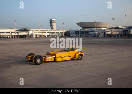 Service Auto-Pushback Lkw im Flughafen Stockfoto