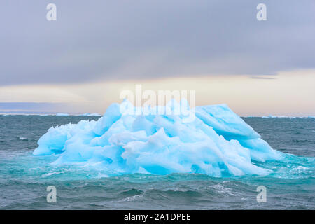 Blaue Eisberge treiben im Hinlopen Strait, Spitzbergen, Svalbard, Norwegen Stockfoto