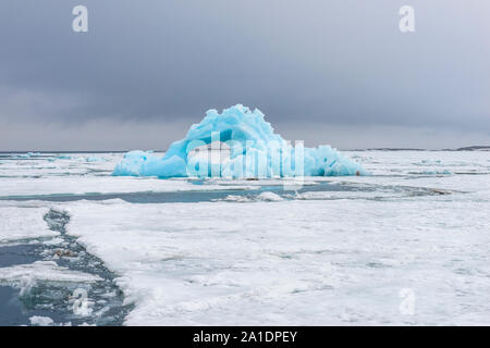 Blaue Eisberge treiben im Hinlopen Strait, Spitzbergen, Svalbard, Norwegen Stockfoto