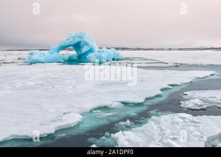 Blaue Eisberge treiben im Hinlopen Strait, Spitzbergen, Svalbard, Norwegen Stockfoto