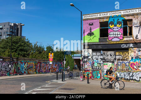 Ein Graffiti verlassene Ecke Kneipe in Hackney Wick abgedeckt, East London, UK. Stockfoto