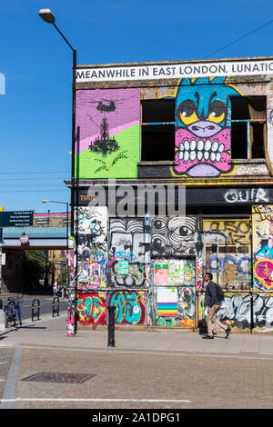 Ein Graffiti verlassene Ecke Kneipe in Hackney Wick abgedeckt, East London, UK. Stockfoto