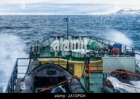 Expedition Boot Kreuzfahrt in BjornSundet mit schweren See, Spitzbergen, Svalbard, Norwegen Stockfoto