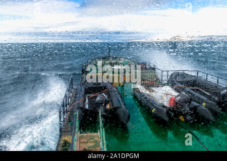 Expedition Boot Kreuzfahrt in BjornSundet mit schweren See, Spitzbergen, Svalbard, Norwegen Stockfoto