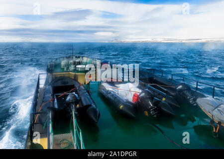 Expedition Boot Kreuzfahrt in BjornSundet mit schweren See, Spitzbergen, Svalbard, Norwegen Stockfoto