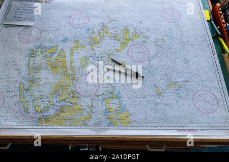 Karte und Kompass auf der Brücke von Expeditionsboot, Spitzbergen, Svalbard, Norwegen Stockfoto