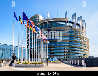 Eingang des Louise-Weiss-Gebäudes, Sitz des Europäischen Parlaments, und Flaggen der Mitgliedstaaten der Europäischen Union in Straßburg, Frankreich. Stockfoto
