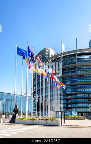 Eingang des Louise-Weiss-Gebäudes, Sitz des Europäischen Parlaments, und Flaggen der Mitgliedstaaten der Europäischen Union in Straßburg, Frankreich. Stockfoto