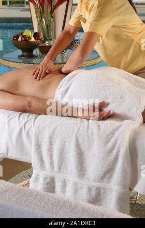 Mann, die entspannende Massage, auf seinen Urlaub in einem Hotel Stockfoto