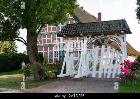 Typisches Altländer Fachwerkhaus mit einem herrlichen Tor, Neuenfelde, Altes Land, Hamburg, Deutschland, Europa