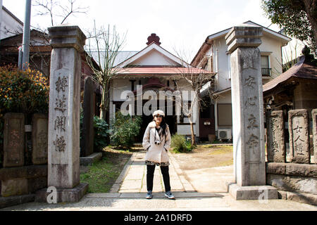 TOKYO, Japan - 31. März: Reisende Thai Frauen portrait posiert für ein Foto mit kleinen Schrein in Naritasan Omote Sando oder Narita Altstadt in Chiba P Stockfoto