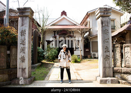 TOKYO, Japan - 31. März: Reisende Thai Frauen portrait posiert für ein Foto mit kleinen Schrein in Naritasan Omote Sando oder Narita Altstadt in Chiba P Stockfoto