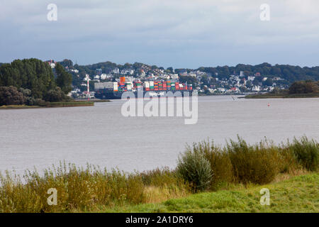 Blick von Cranz nach Blankenese, Containerschiff, Harburg Stadtteil von Hamburg, Deutschland, Europa Stockfoto