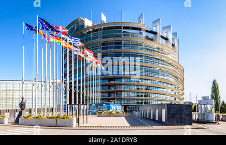 Eingang des Louise-Weiss-Gebäudes, Sitz des Europäischen Parlaments, und Flaggen der Mitgliedstaaten der Europäischen Union in Straßburg, Frankreich. Stockfoto