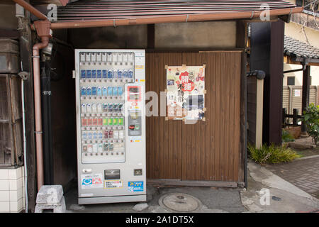 Automatische Automaten Zigarettenschachtel Verkauf für Japaner und Auslandsreisen besuch Naritasan Omote Sando oder Narita Altstadt in Chiba am 3. März Stockfoto