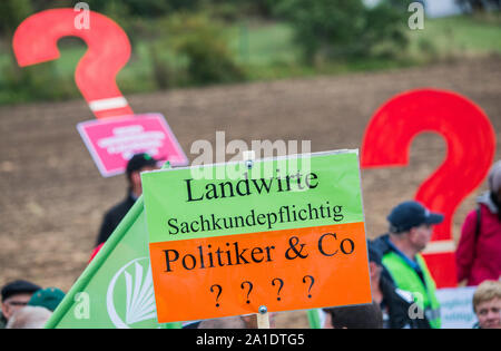 Mainz, Deutschland. 26 Sep, 2019. Bei einer Rallye, die Landwirte sind ein Plakat mit der Aufschrift 'Landwirte erfordern Expertenwissen - Politiker und Co????'. Anlässlich der Konferenz der Agrarminister (AMK) in Mainz-Finthen, der Deutsche Bauernverband wird eine Rallye halten zusammen mit den Verbänden der anderen regionalen Bauern. Credit: Andreas Arnold/dpa/Alamy leben Nachrichten Stockfoto