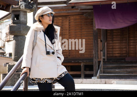 TOKYO, Japan - 31. März: Reisende Thai Frauen portrait posiert für ein Foto mit kleinen Schrein in Naritasan Omote Sando oder Narita Altstadt in Chiba P Stockfoto