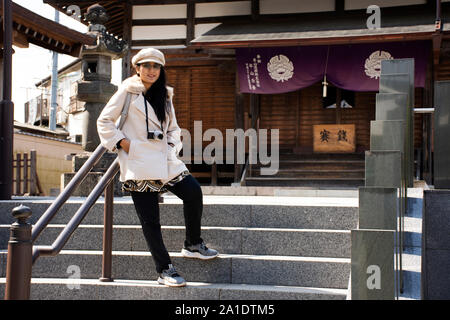 TOKYO, Japan - 31. März: Reisende Thai Frauen portrait posiert für ein Foto mit kleinen Schrein in Naritasan Omote Sando oder Narita Altstadt in Chiba P Stockfoto