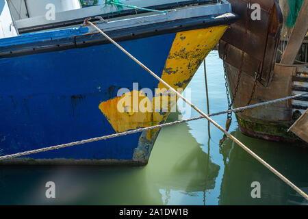 Ein Fischerboot auf den Hafenkanal von Pescara verbunden Stockfoto