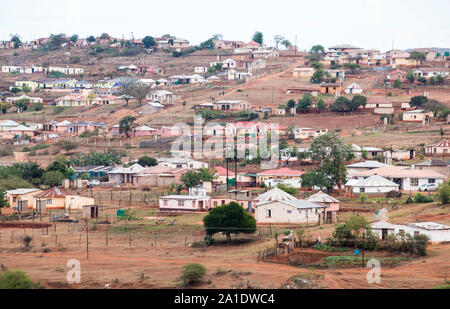 Gehäuse und Hütten formlos auf einem Hügel im ländlichen Südafrika verstreut Stockfoto