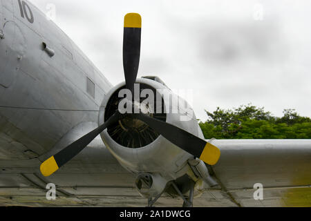 Ein USAF MacDonald Douglas DC3/C 47 Flugzeuge, geerdet und auf dem Display in einem Park im Südosten von Thailand Stockfoto